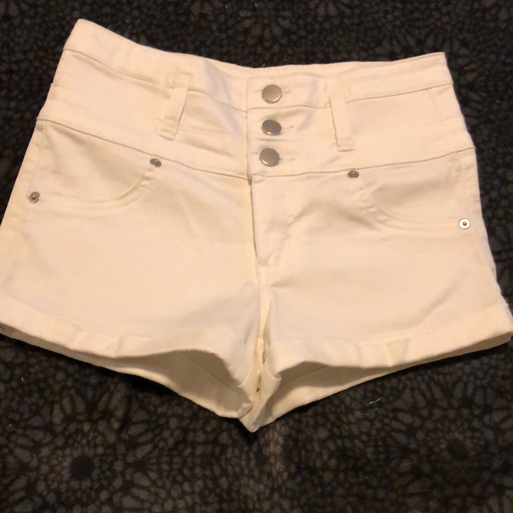 Woman’s white high waist button top shorts